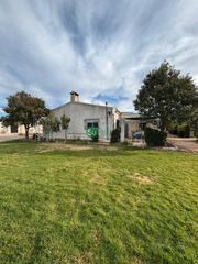 Chalet in Avenida de las huertas 32. Chalet en urbanización zona de río, con 140 m² construidos