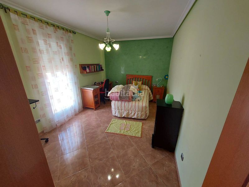 Foto f3844fc3-d889-4459-bf13-97aba9dd1a96. Casa aparellada amb aparcament a Calasparra