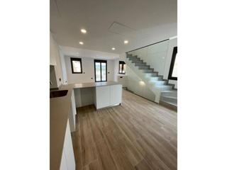 Casa adossada  ngel guimer. Casa de obra nueva  hogar moderno y eficiente con jardn y terra