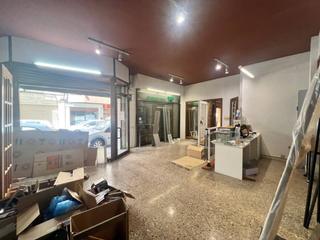 Lloguer Local Comercial a Font dels Capellans - Sagrada Familia. Local comercial en alquiler con 145 m2 en manresa
