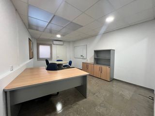 Miete Geschäftsraum in Plaça Catalunya. Local comercial en alquiler en el barrio de la mion