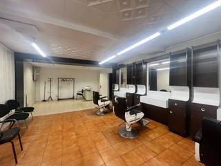 Local commercial à Valldaura-Carretera de Cardona. Local ideal para peluquería o comercio en venta en manresa