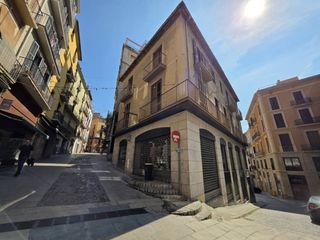 Building in Barri Antic. Edificio en esquina para rehabilitar en el casco antiguo de manr