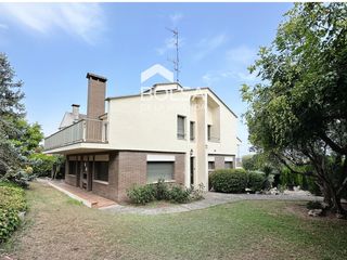 Maison à Sant Fruitós de Bages. Casa a 4 vientos en pineda de bages  parcela esquinera de 795 m