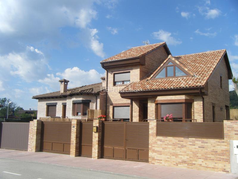 Foto 8068b95f-f916-4dc6-a9a8-593338e95cef. Casa aparellada a Casar (El)