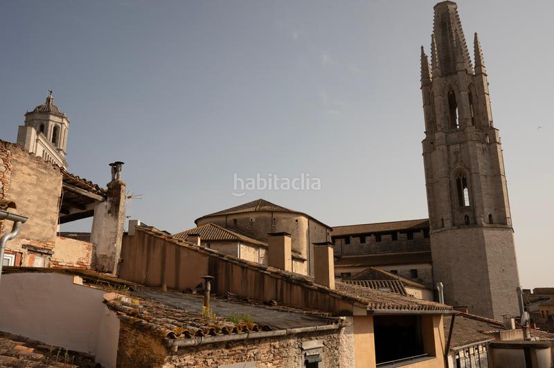 Foto c085e44e-82ce-48a7-9b02-680fde5ca85a. Dúplex en carrer del pou rodó 22 bona inversió al cor del barri vell en Girona