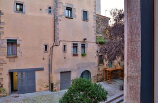 Miete Zweistöckige Wohnung in Carrer d'en francesc samsó 3. Es lloga un dúplex al barri vell de girona per una temporada cur