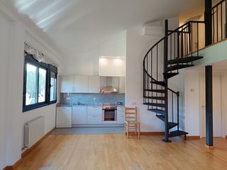 Location Duplex  Carrer antón agullana. Es lloga un pis amb l'altell a una zona molt tranquil·la, amb pà