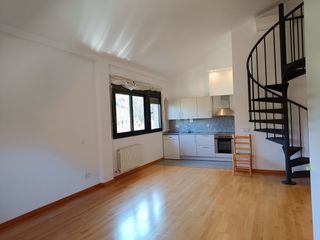Duplex in Montilivi. Es ven un dúplex amb l'altell a una zona molt tranquil·la, amb p