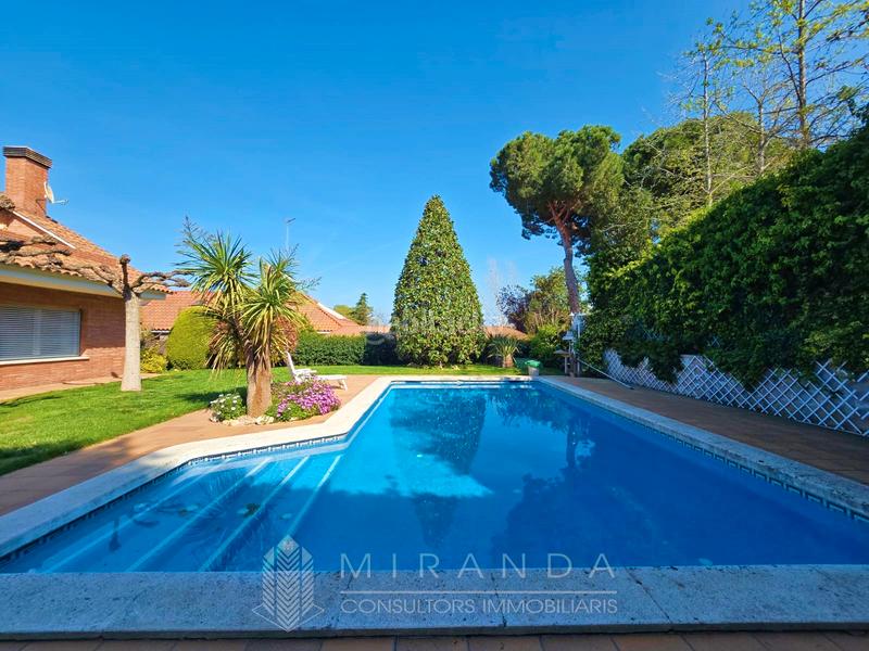 Foto 3780ba1c-9cad-45b4-b6f6-cf224f03c6b8. Chalet con riscaldamento parcheggio piscina in Canovelles