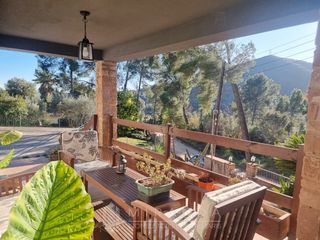 Casa  Carrer professor trueta. En una sola planta con amplio jardín y garaje