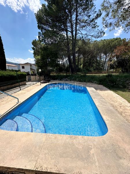 Foto 7469dd5b-ef5d-48bf-9df2-bee09fe528d8. Xalet amb xemeneia calefacció aparcament piscina a Aiguafreda