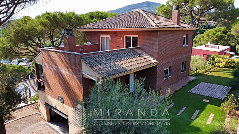 Foto a3b02b8b-bd70-494d-bbb8-ae92cda02d24. Chalet with fireplace heating parking in Ametlla del Vallès (L´)