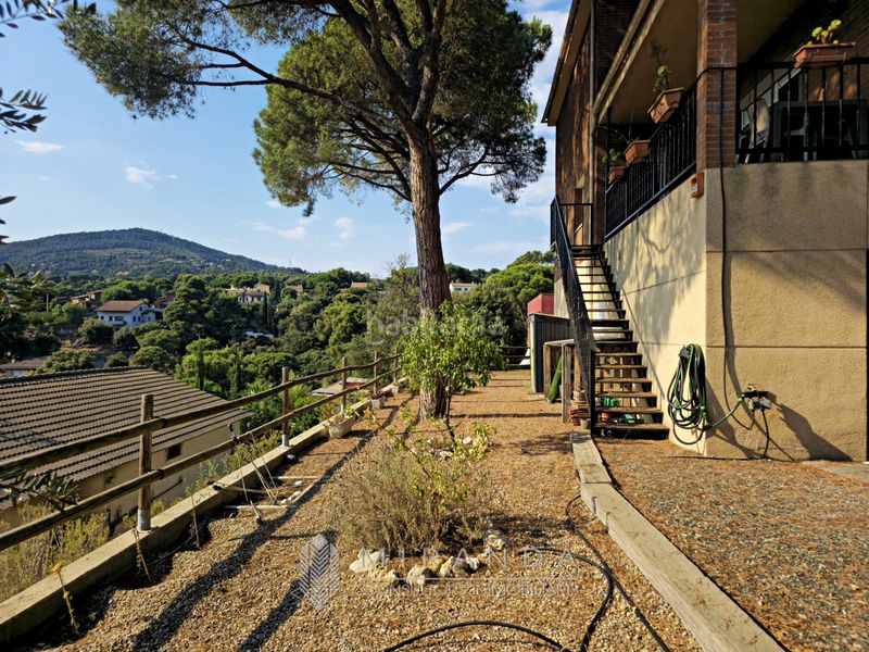 Foto b3cf2a4f-46bb-4932-a358-e4eb991a3260. Chalet with fireplace heating parking in Ametlla del Vallès (L´)