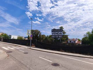 Terreny residencial a Passatge can camp 17. Terreno urbano con proyecto de vivienda en l’ametlla del vallès