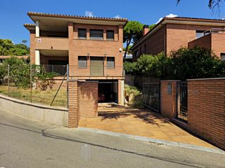 Chalet  Avinguda de puig i cadafalch. Vivienda unifamiliar dos casas y parking de 201m2