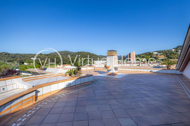 Foto 1cf94cc9-0dc5-4ab6-bbcc-73ff7f644560. Chalet exclusiva residencia con encanto, jardín privado y una ubicación inmejorable en Santa Susanna