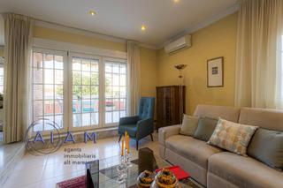 Maison jumelée à Centre. Casa unifamiliar esquinera en venta en pineda de mar  espacio, l