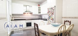 Edificio en Calella. Edificio con local comercial y vivienda tipo dúplex en venta en