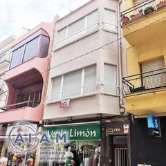 Edificio en Calella. Edificio con local comercial y vivienda tipo dúplex en venta en