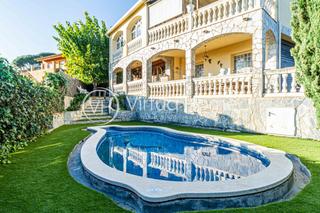 Chalet à Mas Mora-Sant Daniel. Chalet con piscina, ascensor y vistas a mar y montaña