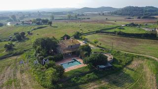 Masia a Maçanet de la Selva Poble. Exclusiva masía del siglo xviii con encanto histórico y comodida