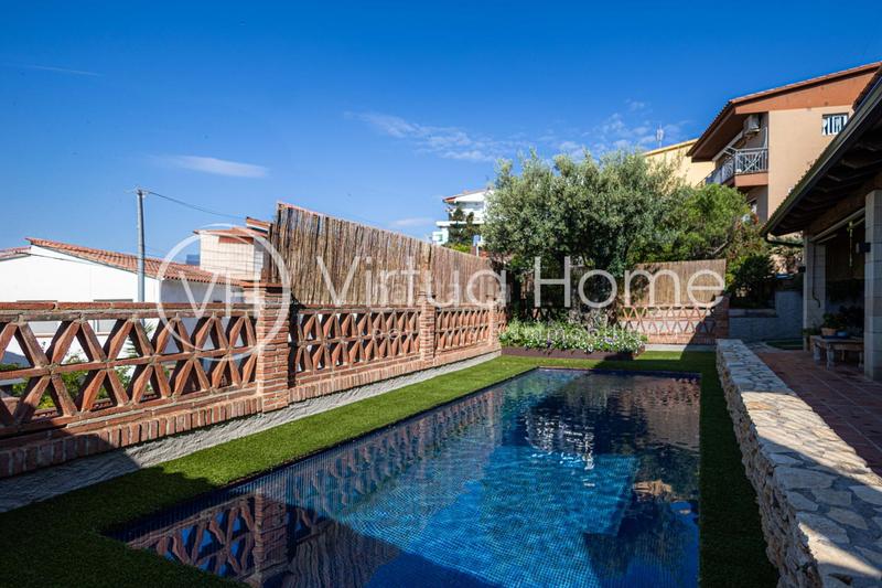 Foto f757a903-24b1-4ab4-8f6c-1f3a2e1b2f78. Casa con riscaldamento parcheggio piscina in Pinemar Pineda de Mar