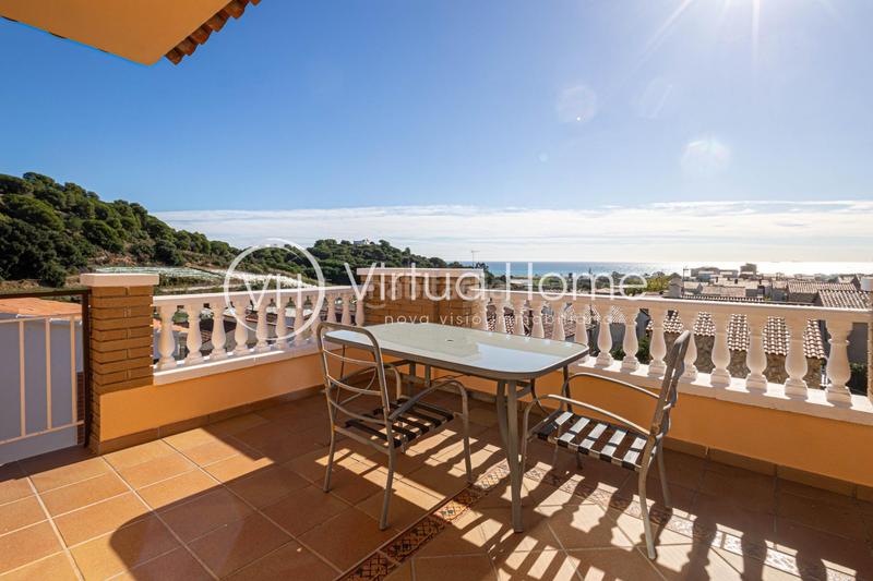 Foto 062da0f1-aa4a-44be-a6e5-ce1bd07e66d8. Chalet in calle sert 27 in Pinemar Pineda de Mar