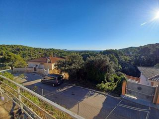 Xalet a Palafolls. Casa cómoda en una sola planta con vistas al mar y la montaña