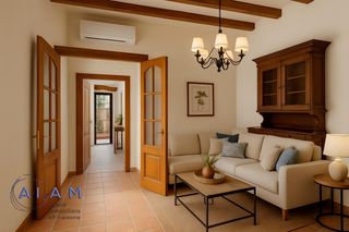 Casa in Calella. Casa en venta con pequeño local en zona comercial
