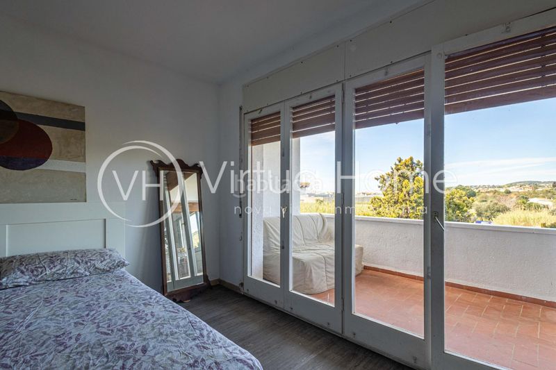 Foto d193d8b4-c275-4196-ac5b-f72382fbc938. Chalet en sant jaume 58 espectacular chalet céntrico con grandísimo jardín en Pineda de Mar