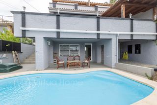 Casa en Santa Susanna. Chalet con licencia turística y 4 apartamentos. vistas al mar y