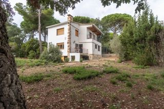 Xalet a Sant Cebrià de Vallalta. Vivienda amplia con terreno llano en entorno natural tranquilo