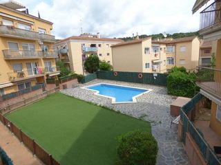 Flat in Arenys de Munt. Amplio piso de 4 habitaciones con piscina comunitaria en arenys