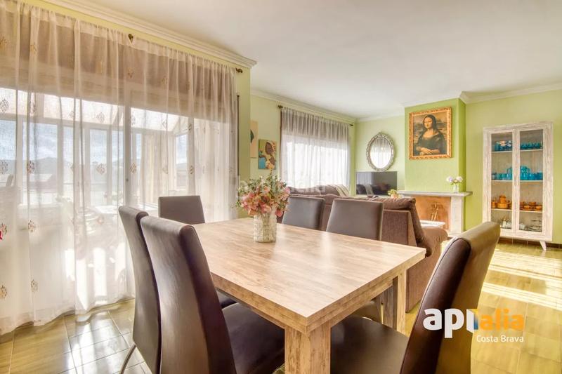 Foto 4a2753c6-cb22-4343-98f3-c41badc6ea07. Apartamento luminoso piso con enorme terraza en el corazón en Calonge