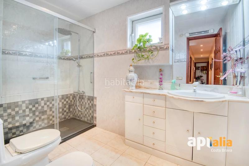 Foto be7e02f3-f15e-4eb6-bda2-9b311598179e. Apartamento luminoso piso con enorme terraza en el corazón en Calonge