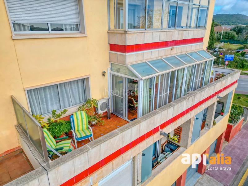 Foto fda49510-4a46-45e5-84da-7441fc479aaa. Apartamento luminoso piso con enorme terraza en el corazón en Calonge