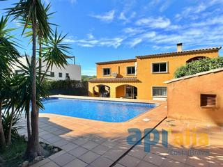 Xalet  Calle domènech i muntaner. Exclusiva casa de lujo con licencia turística en la costa brava,
