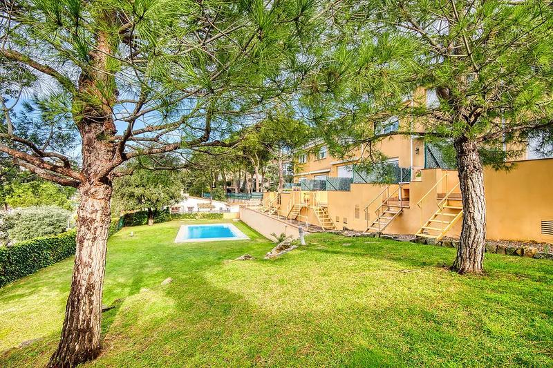 Foto 446ef4a4-d333-447a-b2f6-7ec5d3cfef4b. Casa adosada  esquinera con piscina comunitária en Platja d´Aro