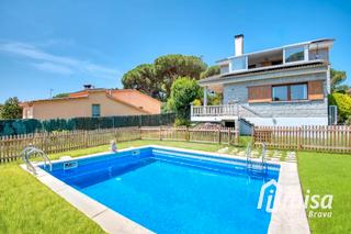 Xalet  Occitania. Amplia casa renovada con jardín y piscina en mas pallí de calong