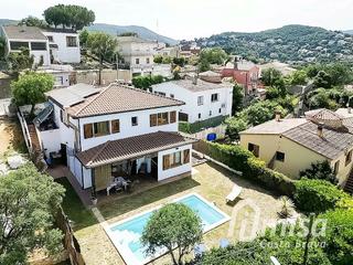 Xalet  Santa cristina. Una tranquila casa de fcil mantenimiento con piscina y muchos r