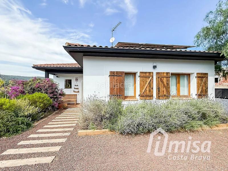 Foto b74e5fdb-0303-41d7-8b4c-545fe522aea4. Chalet una tranquila casa de fácil mantenimiento con piscina y muchos rincones de encanto en Calonge