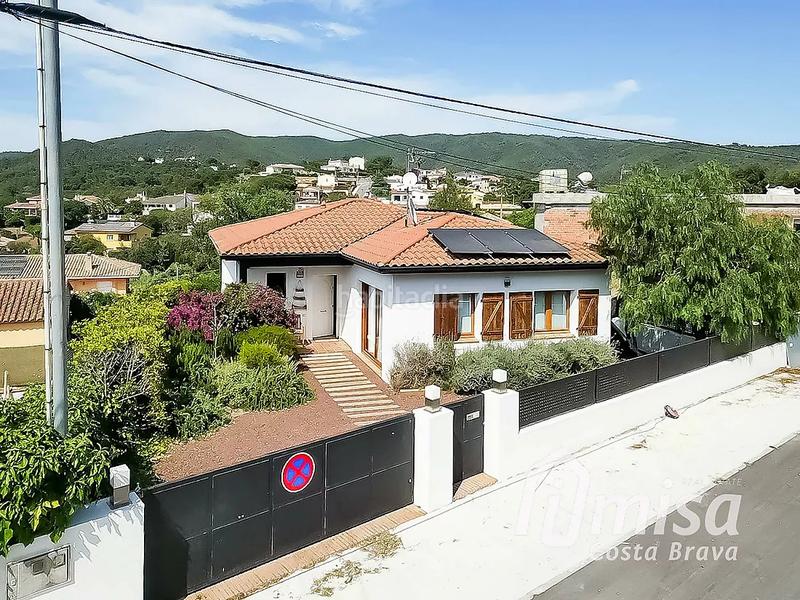 Foto ba5bbce8-7d71-44e6-8024-910db9c1418e. Chalet una tranquila casa de fácil mantenimiento con piscina y muchos rincones de encanto en Calonge