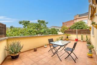 Apartamento  Carretera de girona. Amplio piso con grandes terrazas a pocos minutos del centro. san