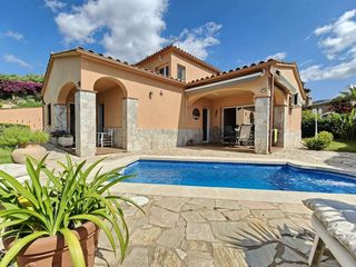 Chalet  Avenida mas santet. Chalet con piscina en venta en calonge