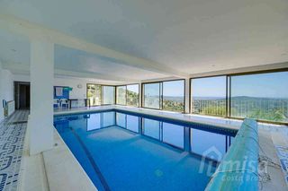 Xalet  Siena. Exclusiva villa con piscina interior climatizada y vistas panorá