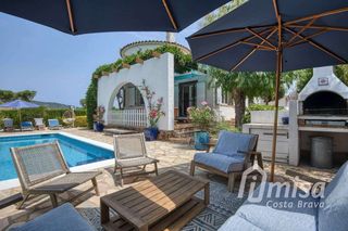 Chalet  Olot. Villa de 3 dormitorios totalmente reformada con piscin y licenci