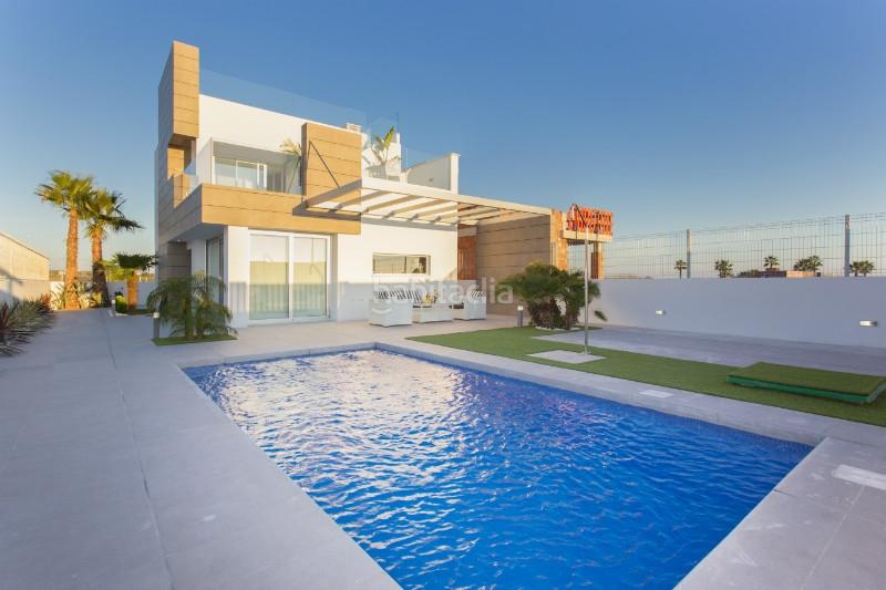 Foto cfbc7f58-a3f4-48b0-b1ed-9f79f452d757. Chalet with parking pool in El Raso Guardamar del Segura