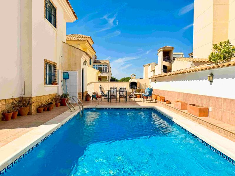 Foto a98b70f7-33ec-43b1-9dad-b0a382815584. Chalet mit parking pool in Los Balcones y los Altos Orihuela