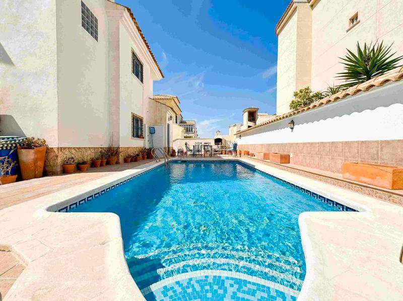 Foto 66e9e904-0fcc-4a19-af9e-985cb489078f. Chalet avec parking piscine dans Los Balcones y los Altos Orihuela